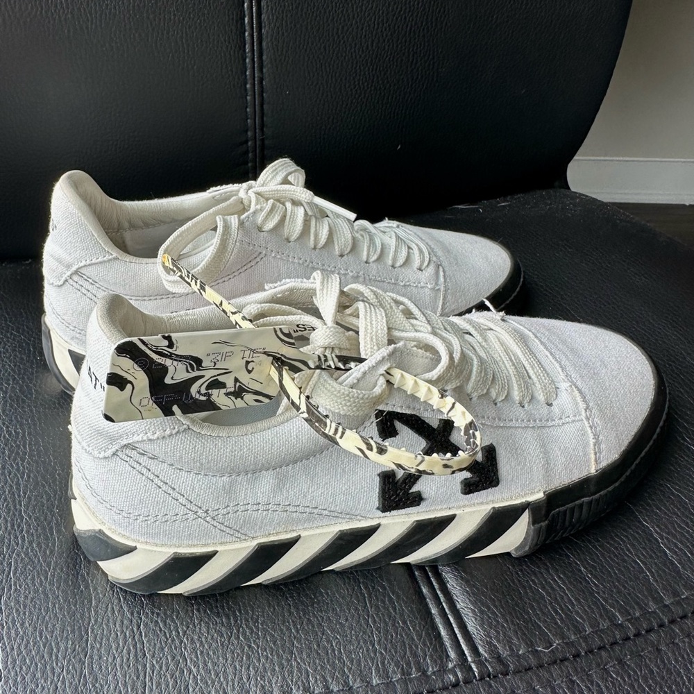 Off-White Vulcanized Lace-Up with Marble signature Tag  
Size EU 38/ US 7.5/8